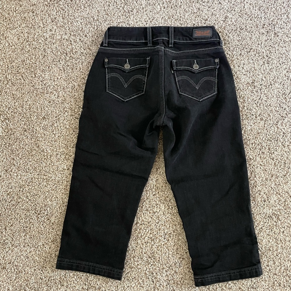 Levi capri pants size 4 pockets in back for a cell phone